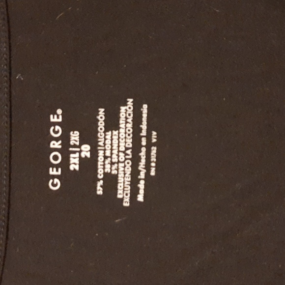 Black tee with beaded detail - Picture 3 of 4